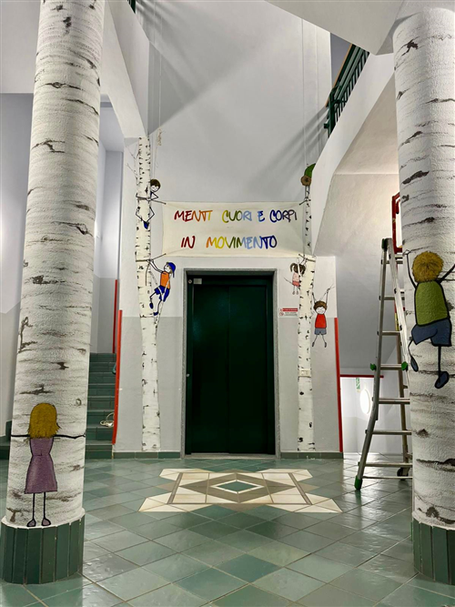 Un ingresso che racconta la scuola: arte, colori e futuro alla Primaria di Tarantasca