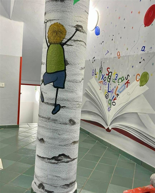 Un ingresso che racconta la scuola: arte, colori e futuro alla Primaria di Tarantasca