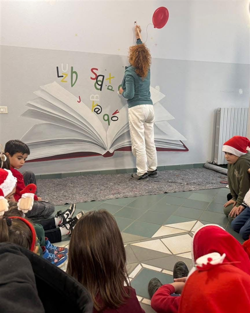 Un ingresso che racconta la scuola: arte, colori e futuro alla Primaria di Tarantasca